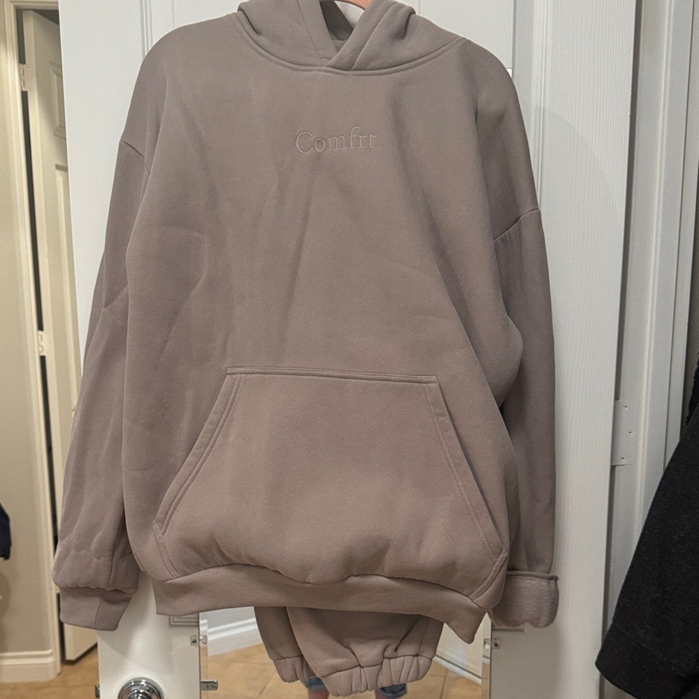 Comfrt unisex Cozy SET Hoodie and Joggers  hoodie is l /joggers M
